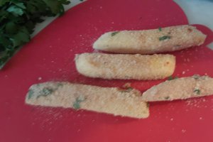 Sticksuri de cascaval pane