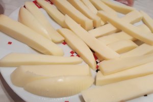 Sticksuri de cascaval pane