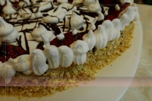 Tort Inima cu Migdale si Capsuni