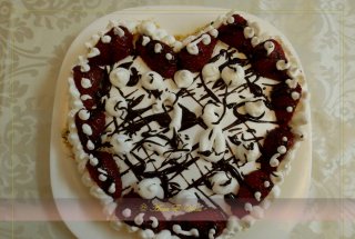 Tort Inima cu Migdale si Capsuni