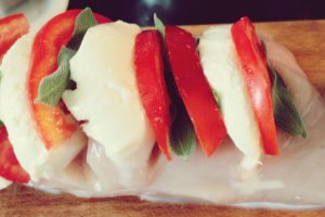 Piept de pui cu mozzarella, rosii si ierburi aromatice
