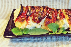 Piept de pui cu mozzarella, rosii si ierburi aromatice
