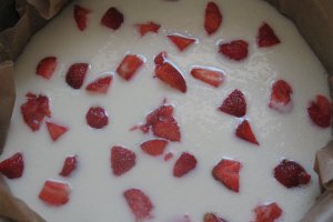 Tort cu crema de vanilie, frisca si capsuni
