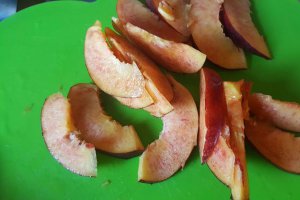 Prajitura din albusuri cu cacao si nectarine