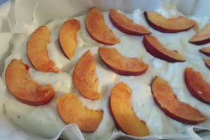 Prajitura din albusuri cu cacao si nectarine