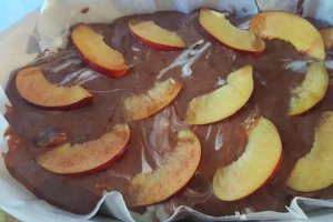 Prajitura din albusuri cu cacao si nectarine