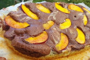 Prajitura din albusuri cu cacao si nectarine