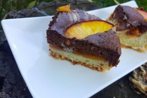 Prajitura din albusuri cu cacao si nectarine