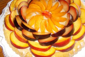 Tarta cu fructe, budinca si frisca