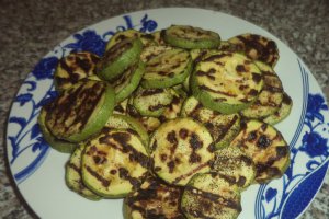 Dovlecel la tigaie grill cu sos de branzeturi