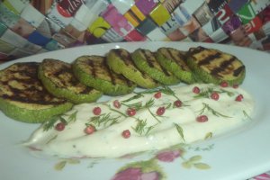 Dovlecel la tigaie grill cu sos de branzeturi