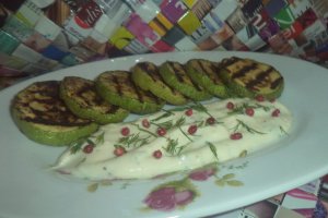 Dovlecel la tigaie grill cu sos de branzeturi