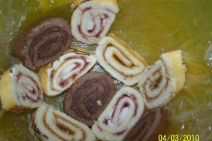 Tort cu rulada si crema de iaurt