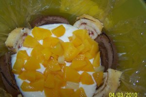Tort cu rulada si crema de iaurt