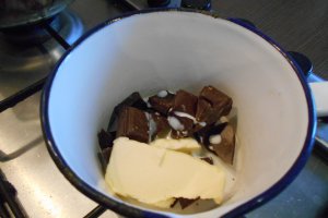 Banuti de ciocolata cu ricotta si capsuni