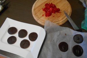 Banuti de ciocolata cu ricotta si capsuni