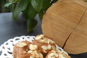 Briose cu cirese si fulgi de migdale