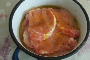 Cotlet de porc cu sos de mustar si ketchup la multicooker