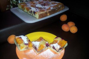 Prajitura parfumata cu caise si cirese
