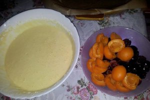 Prajitura parfumata cu caise si cirese