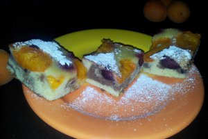 Prajitura parfumata cu caise si cirese