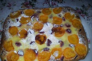 Prajitura parfumata cu caise si cirese