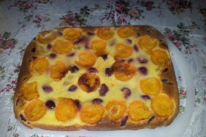 Prajitura parfumata cu caise si cirese