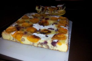 Prajitura parfumata cu caise si cirese