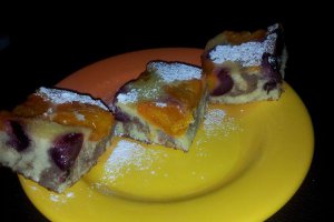 Prajitura parfumata cu caise si cirese