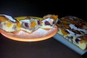 Prajitura parfumata cu caise si cirese