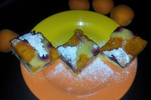 Prajitura parfumata cu caise si cirese