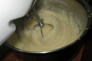 Prajitura Lamaita cu miere de albine si glazura de ciocolata alba