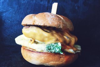 Burger Wagyu cu omleta, sos picant si ingredient surpriza