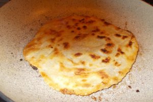 Foietaj de casa cu unt si ricotta la tigaie