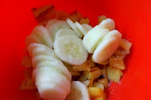Salata de cartofi cu piept de pui si castraveti
