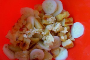 Salata de cartofi cu piept de pui si castraveti