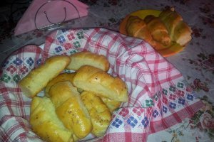 Cornuri cu branza sarata in aluat