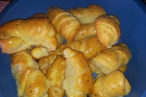 Cornuri cu branza sarata in aluat