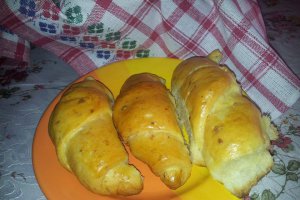 Cornuri cu branza sarata in aluat