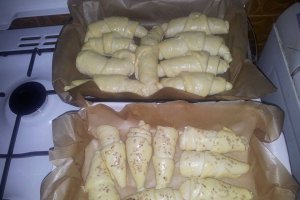 Cornuri cu branza sarata in aluat