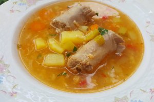 Ciorba acra din gaturi de curcan cu legume
