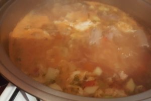 Ciorba acra din gaturi de curcan cu legume