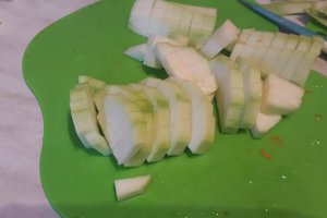 Ciorba acra din gaturi de curcan cu legume