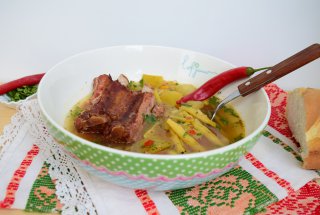 Ciorba de fasole verde cu dovlecel si scarita afumata