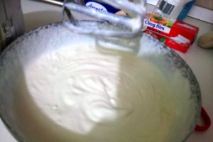 Cheesecake cu piersici (fără coacere)