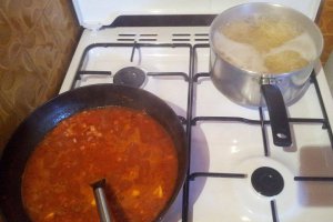 Spaghete cu bacon si sos bolognese