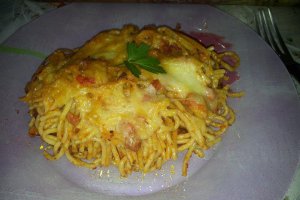 Spaghete cu bacon si sos bolognese