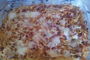 Spaghete cu bacon si sos bolognese