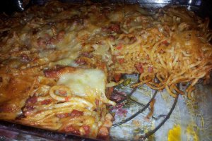 Spaghete cu bacon si sos bolognese