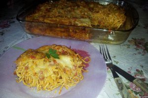 Spaghete cu bacon si sos bolognese